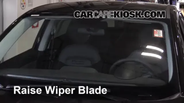 2016 Fiat 500X Easy 2.4L 4 Cyl. Escobillas de limpiaparabrisas delantero Cambiar escobillas de limpiaparabrisas